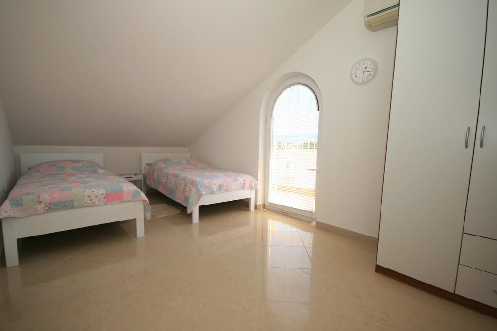 Apartment Mimoza 6, Baska, Krk Esterno foto